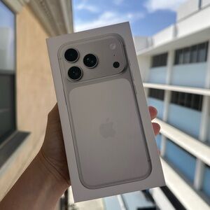 Apple iPhone 17 Pro Silver 256gb new in box sealed